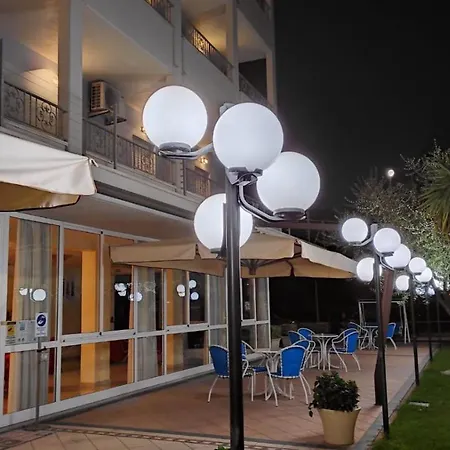 Quadrifoglio מלון דירות 4*